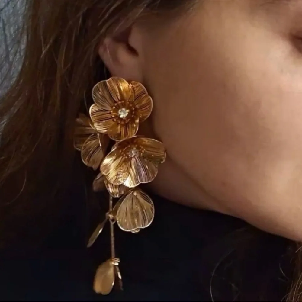 Kate Middleton Gold Floral Earrings